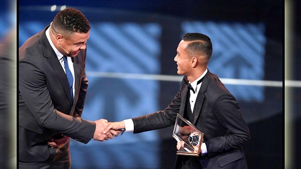 Mohd%20Faiz%20Subri%20mendapatkan%20penghargaan%20Puskas%20Award.